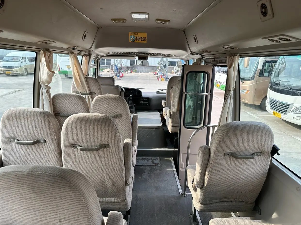 Used Minibus Dealers EURO IV 19 Seats Champagne Color Yuchai Engine 6 Meters Folding Door Used Ankai Bus HK6606