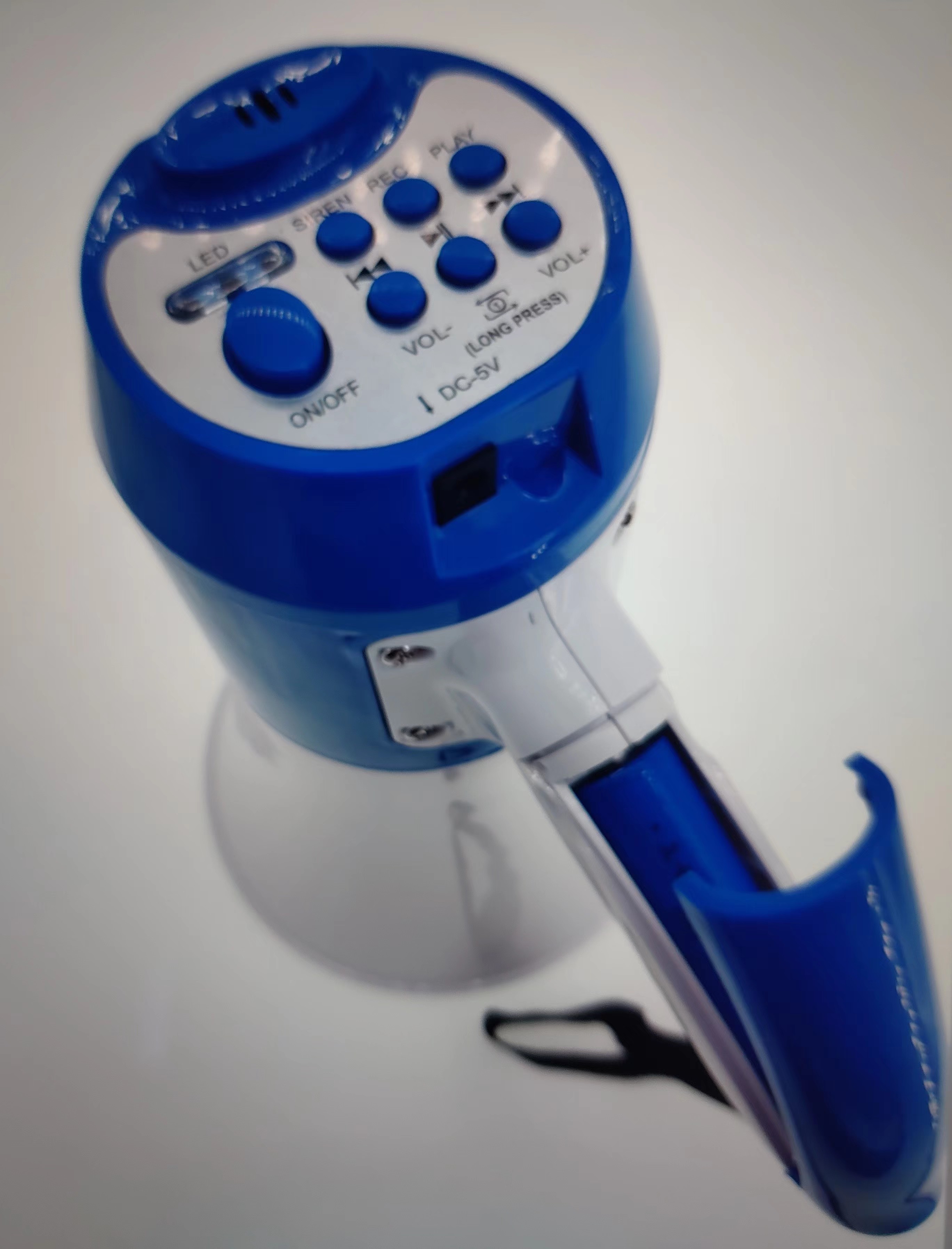 Handheld Megaphone Speaker with 1500mAh Lithium Battery and Wireless Connectivity