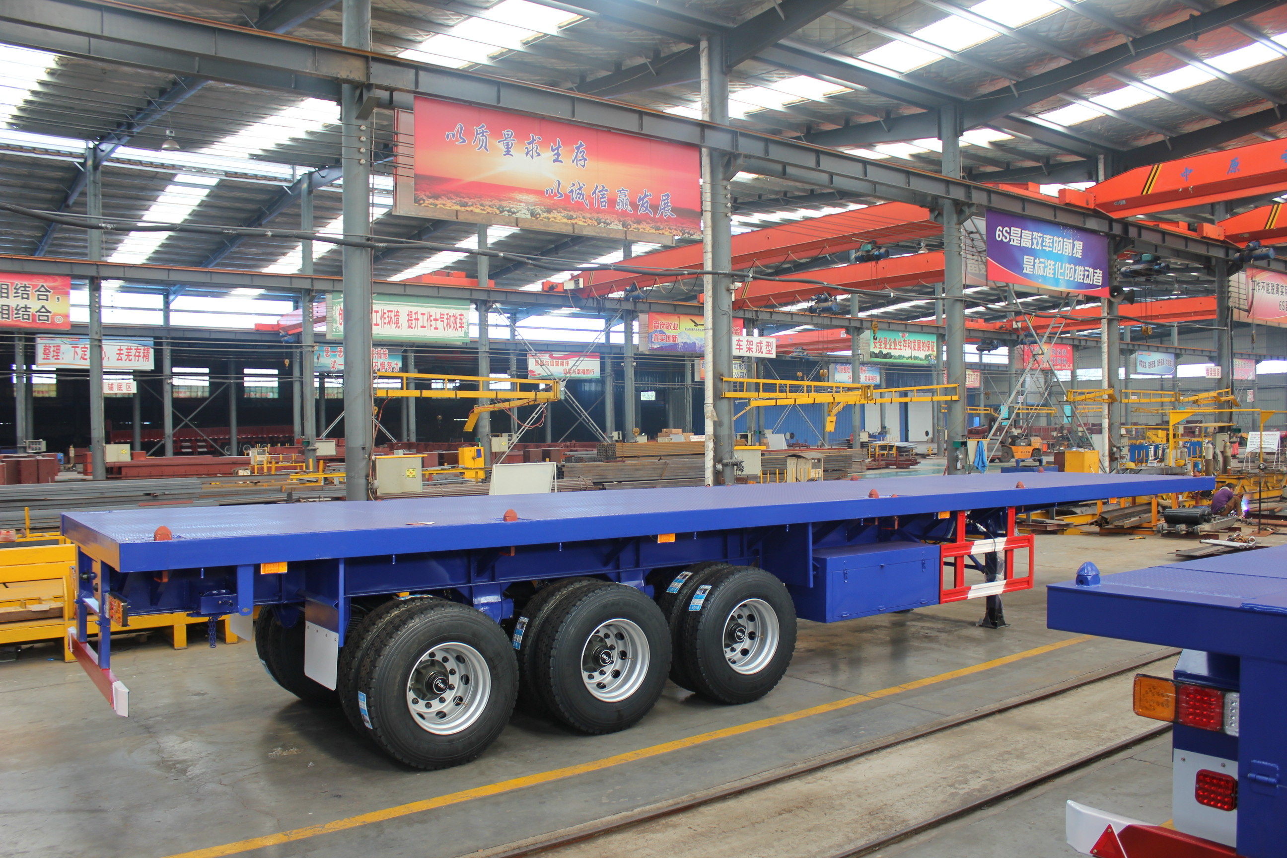 Japan Market Semi Truck Flatbed Trailer with 80T Max Payload and Hydraulic Ladder