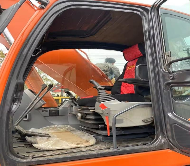 Orange Used Wheel Excavator DX225LC Doosan Backhoe Used Excavator