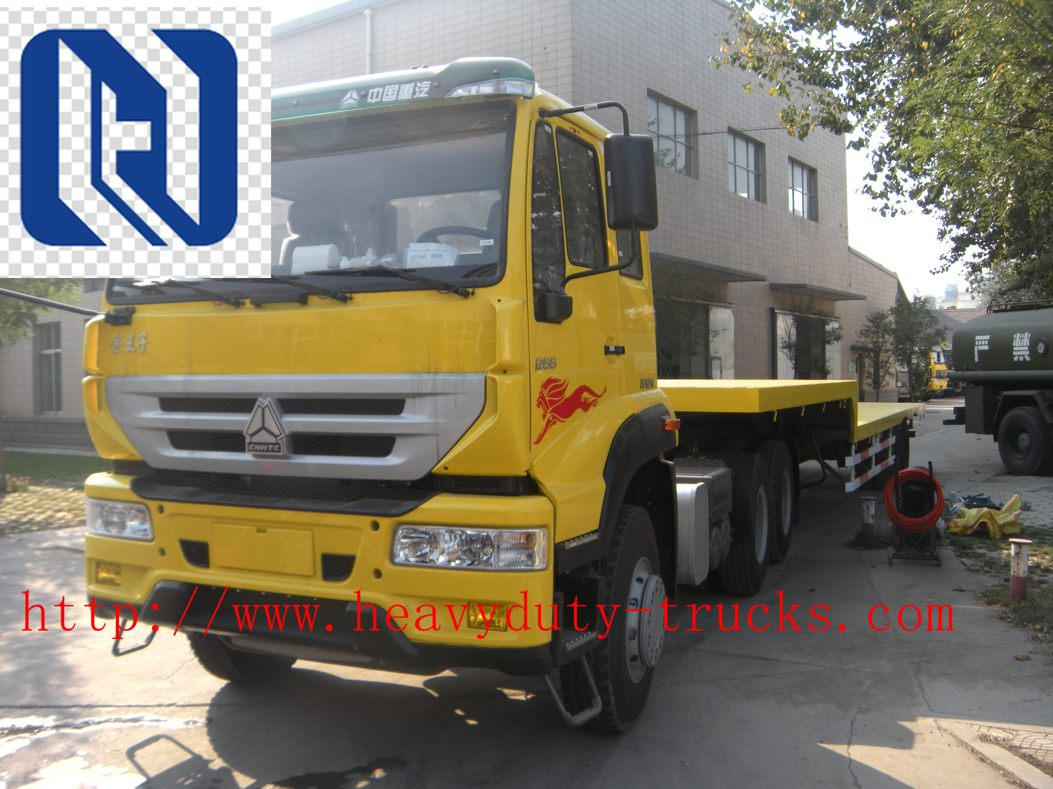 SINOTRUK HOHAN 8X4 Heavy Cargo Truck in White , 50 Ton Load Capacity
