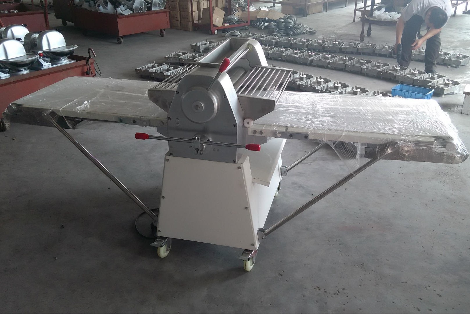Reversible Floor Model Pastry Sheeter Dough Roller 2430*875*1230mm Food Processing Equipment