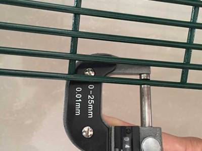 An electronic ruler is measuring the width of s opening hole, and the result shows 4.0 mm.