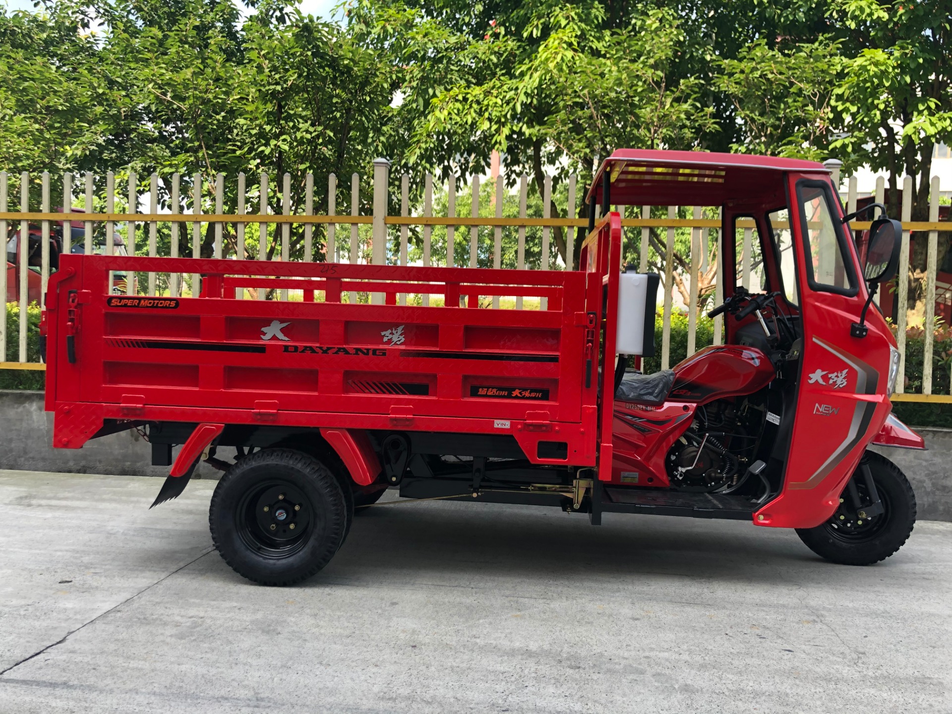 250cc Motorized Cargo Tricycle Made in Designed for Heavy Loading and Cargo Transportation