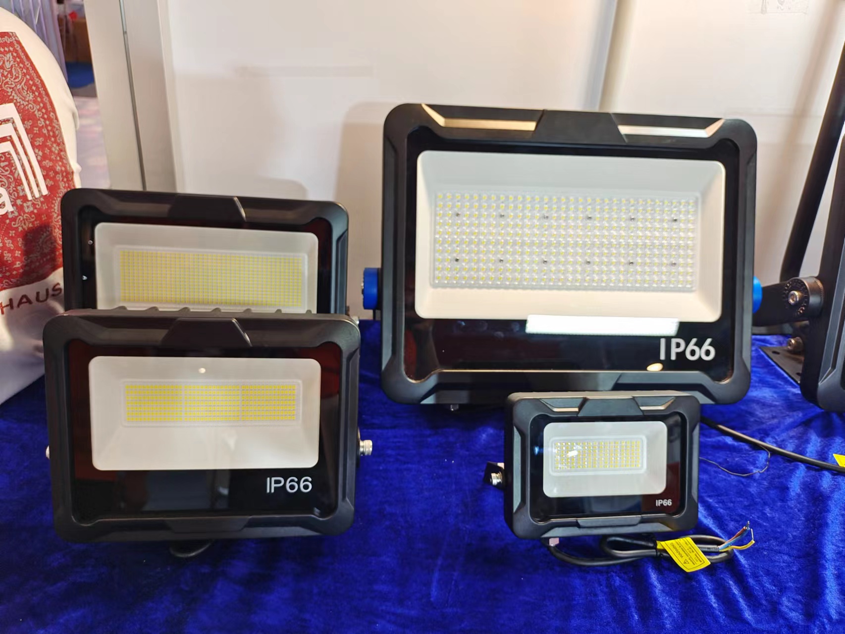 250W Modern Outdoor LED Floodlight IP65 Waterproof