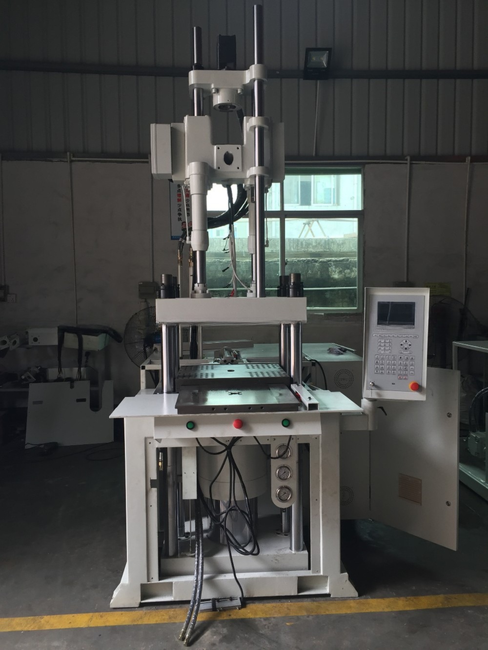 Precision 45T Vertical Plastic Injection Molding Machine For Precise / Accurate Production