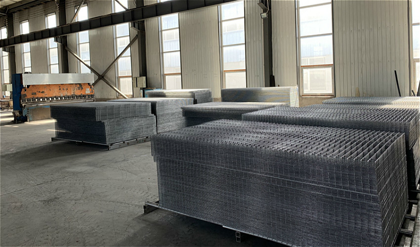 Closely Spaced Cyclone Wire Diamond Chain Link Fence