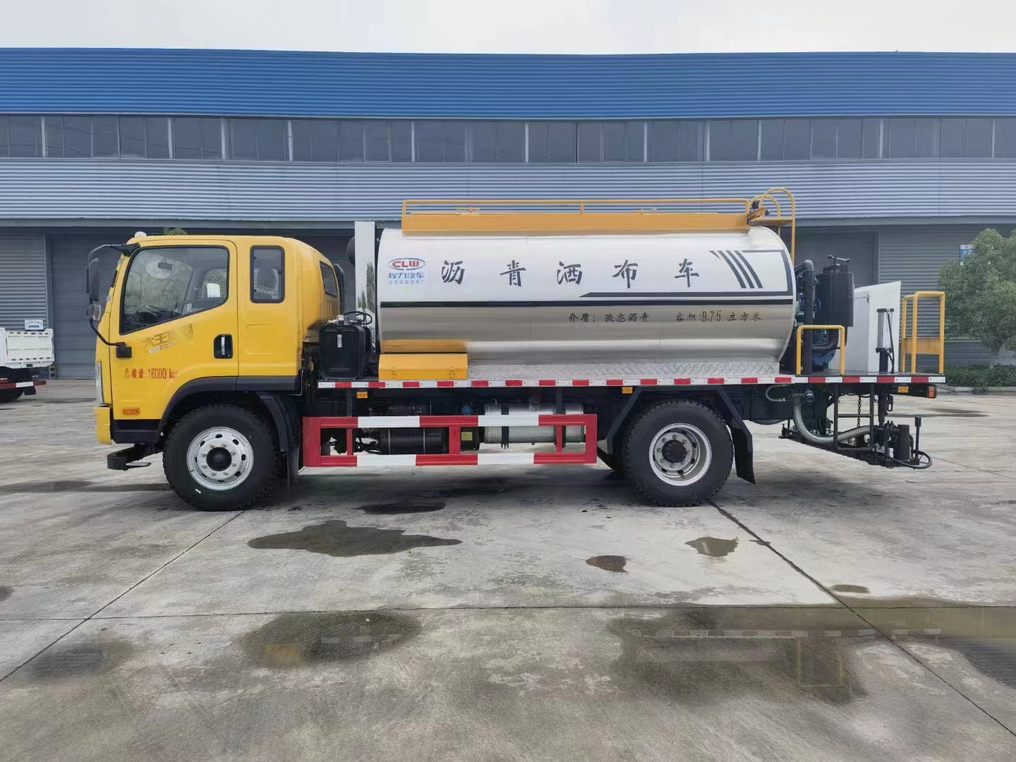 Automotive Asphalt Pressure Distributor for Road Maintenance Asphalt Distributor