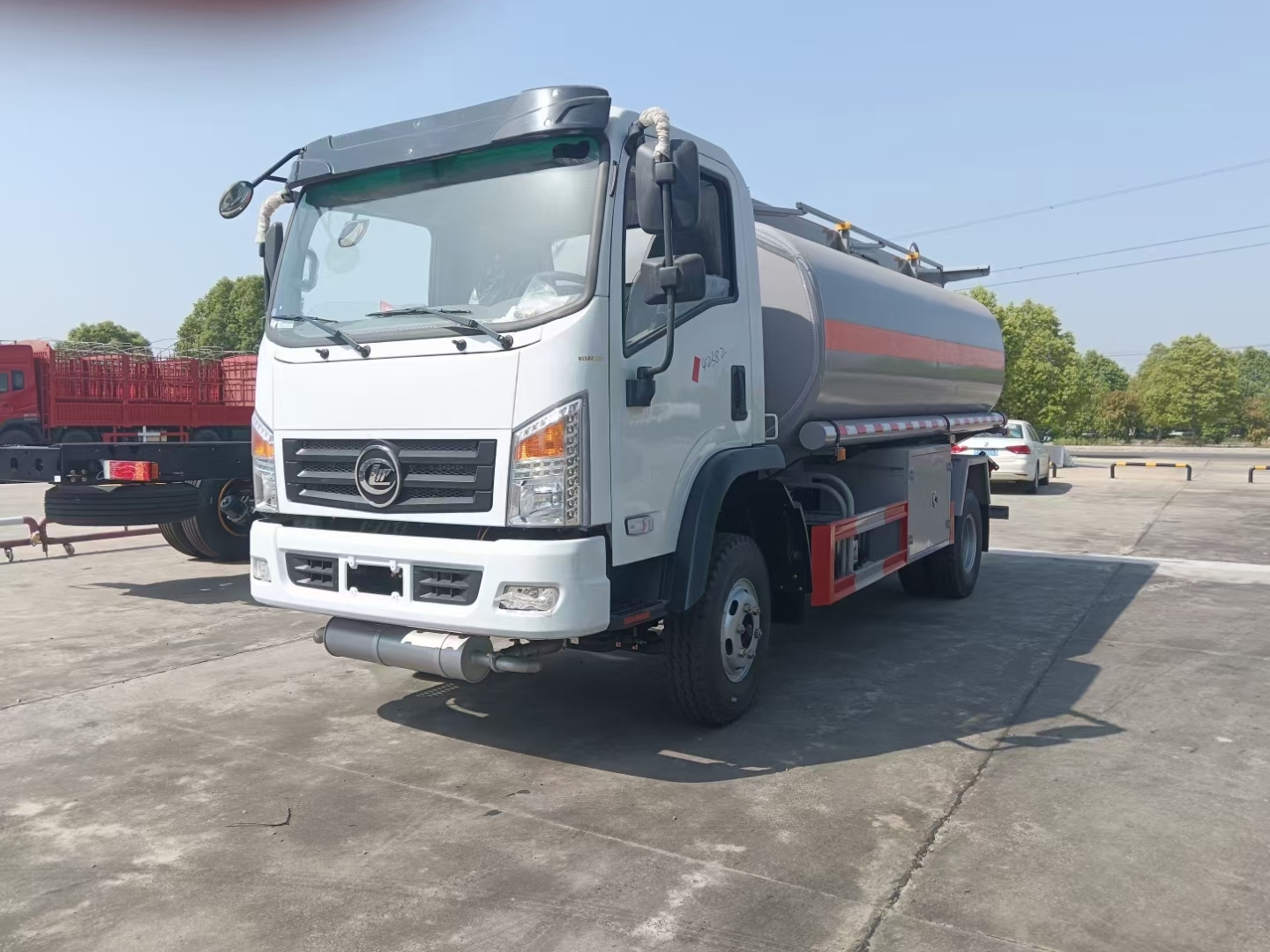 Manual Transmission New Condition Fuel Truck Dongfeng 4x2 10 Cubic Meter Fuel Truck Reliable Performance Diesel Tanker