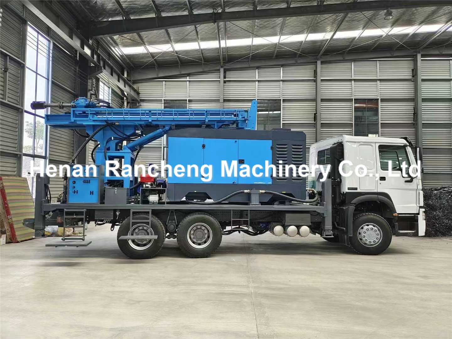 500m Depth Well Drilling Rig Water Trucks 266HP Load Engine 40 - 130rpm Rotary Speed