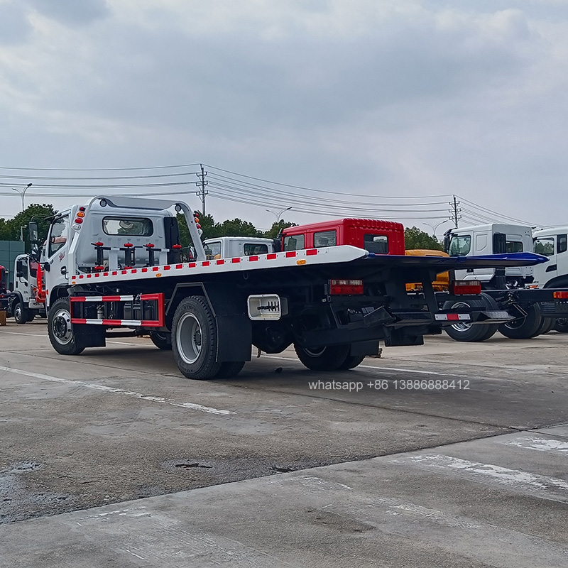China Dongfeng 4x2 Top Quality Recovery Truck 5T Capacity, Sand-proof Winch, Ideal for Off-Road Salvage