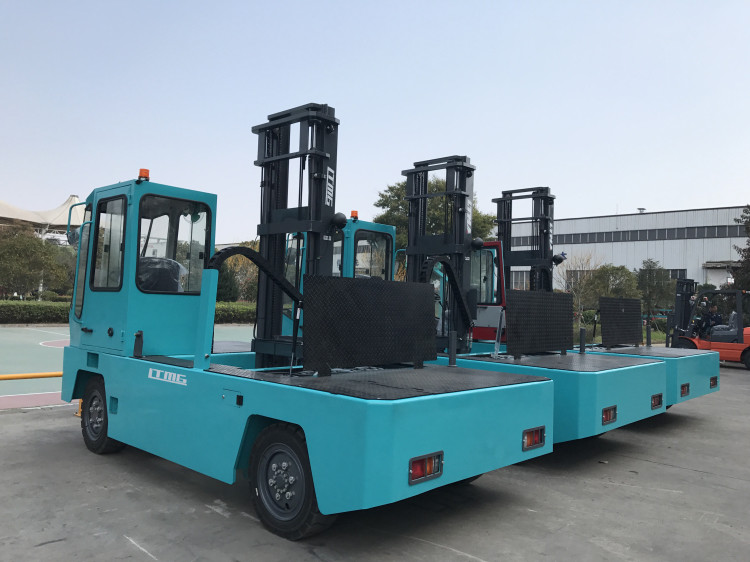 Handling Steel Bar 3 Ton Off Road Forklift Truck Side Loader 8 Hours Working Time