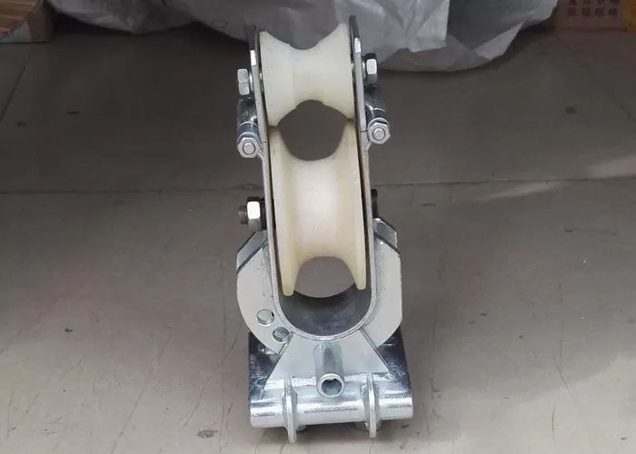 Three Purpose String Block Galvanised Crossarm Mounted Skyward Pulley Cable Block