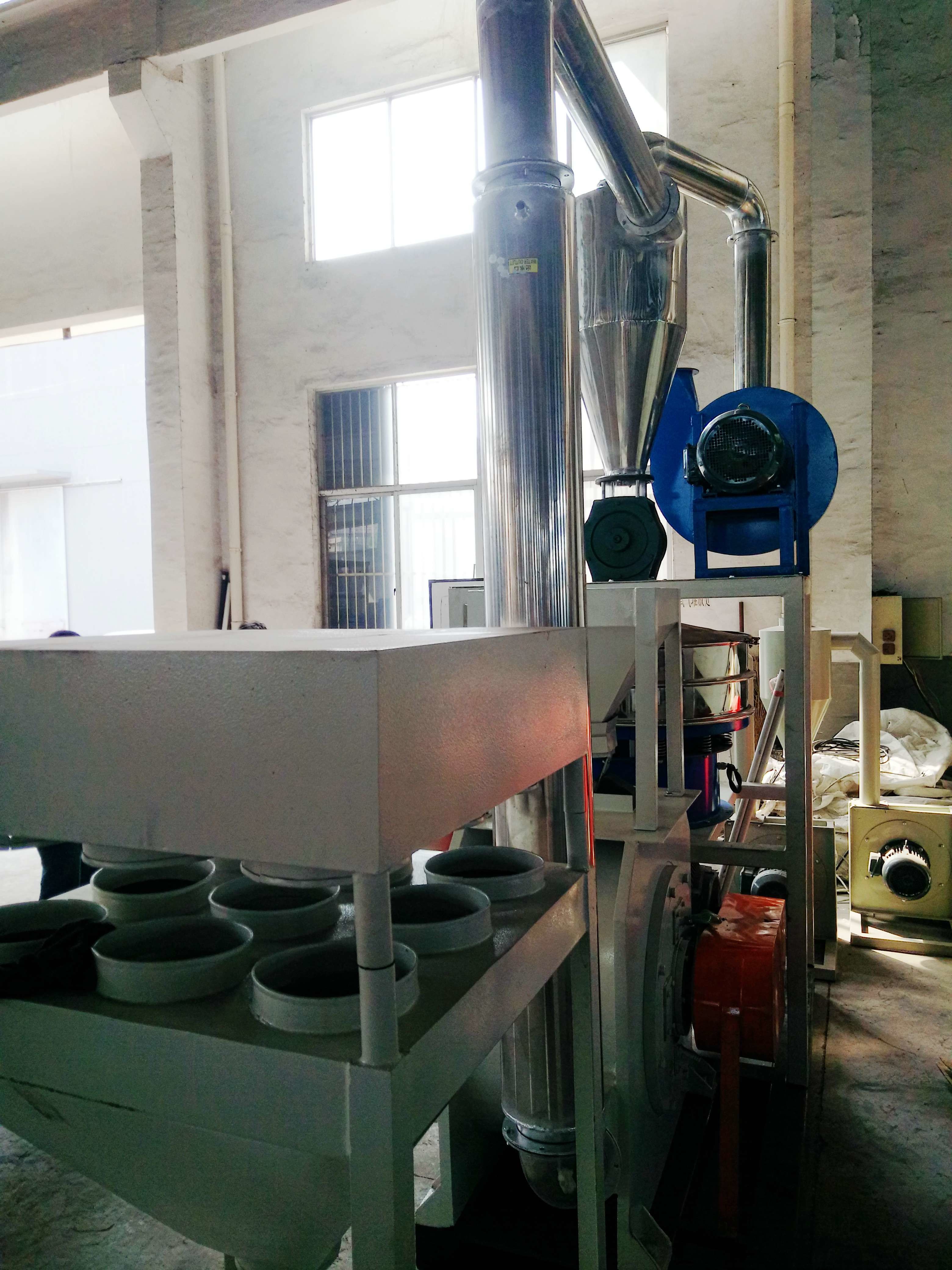 50HZ Plastic Pulverizer Machine For Powder Water Spray Cooling Fully Sealed
