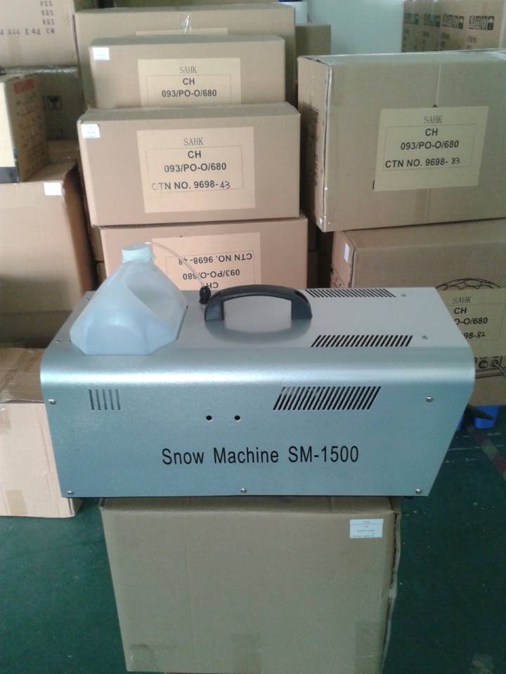 Remote Control 1 L 16A Stage Fog Machine / Snow Machine 1500 Watt 400 ml / min