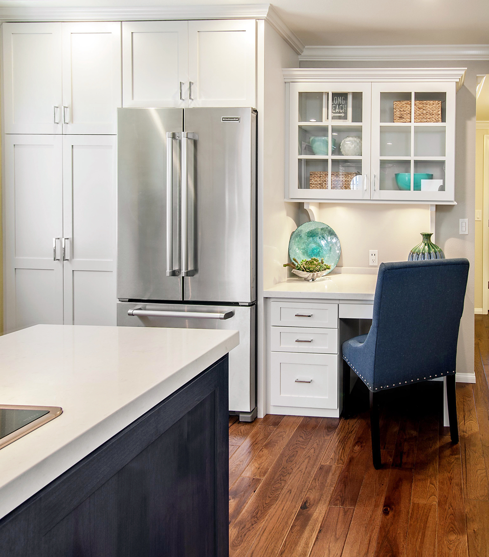 Durable Lacquer Shaker Style Kitchen Cabinet for Moisture Resistance in Villa Kitchen