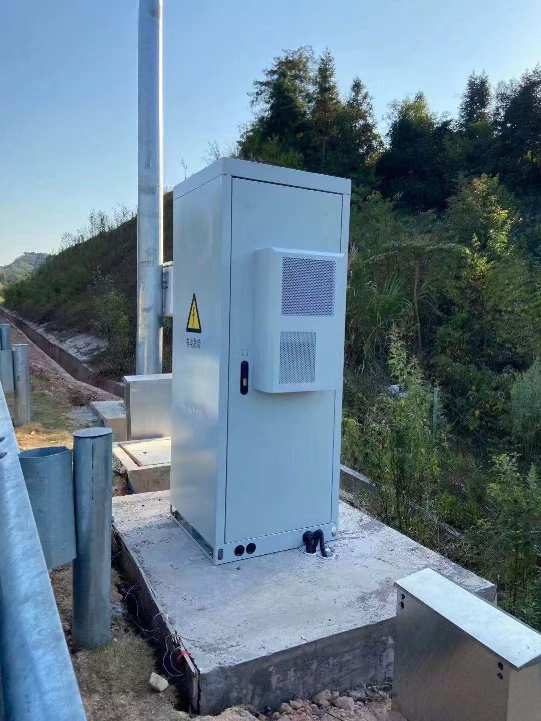 Integrated Outdoor Cabinet With Power System And Battery Storage Three Compartment Cabinet