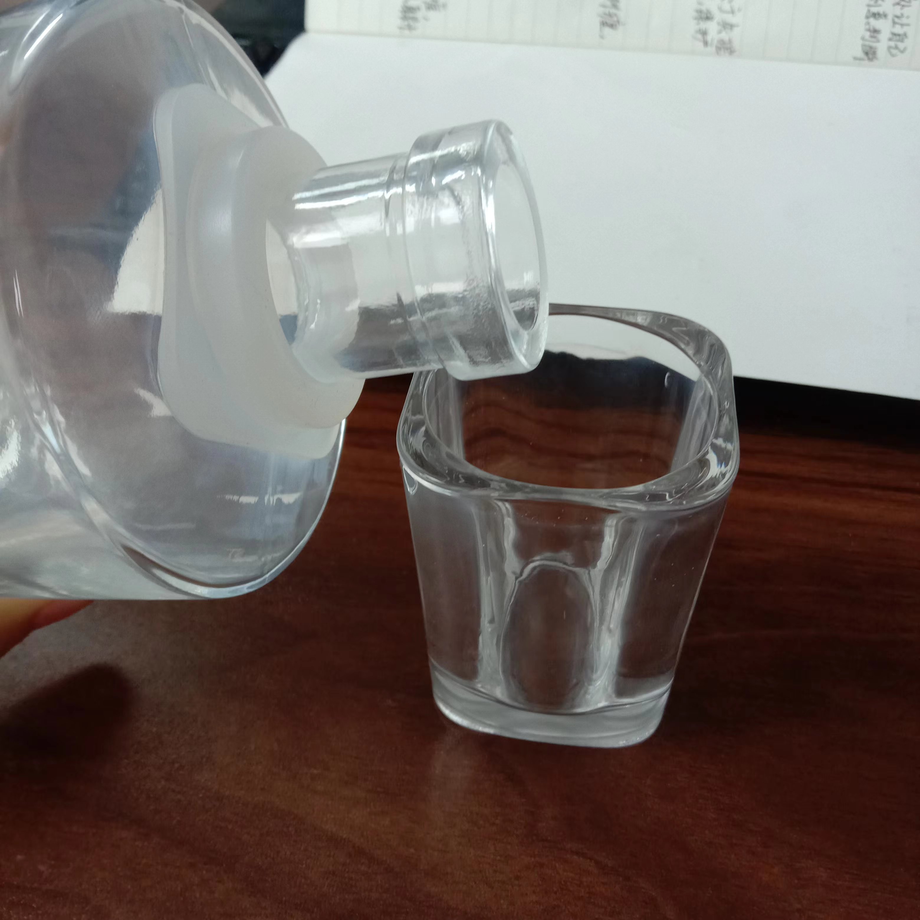 500ml Clear Thick Bottomed Glass Bottle for Wine Customized Creativity Mountain Design