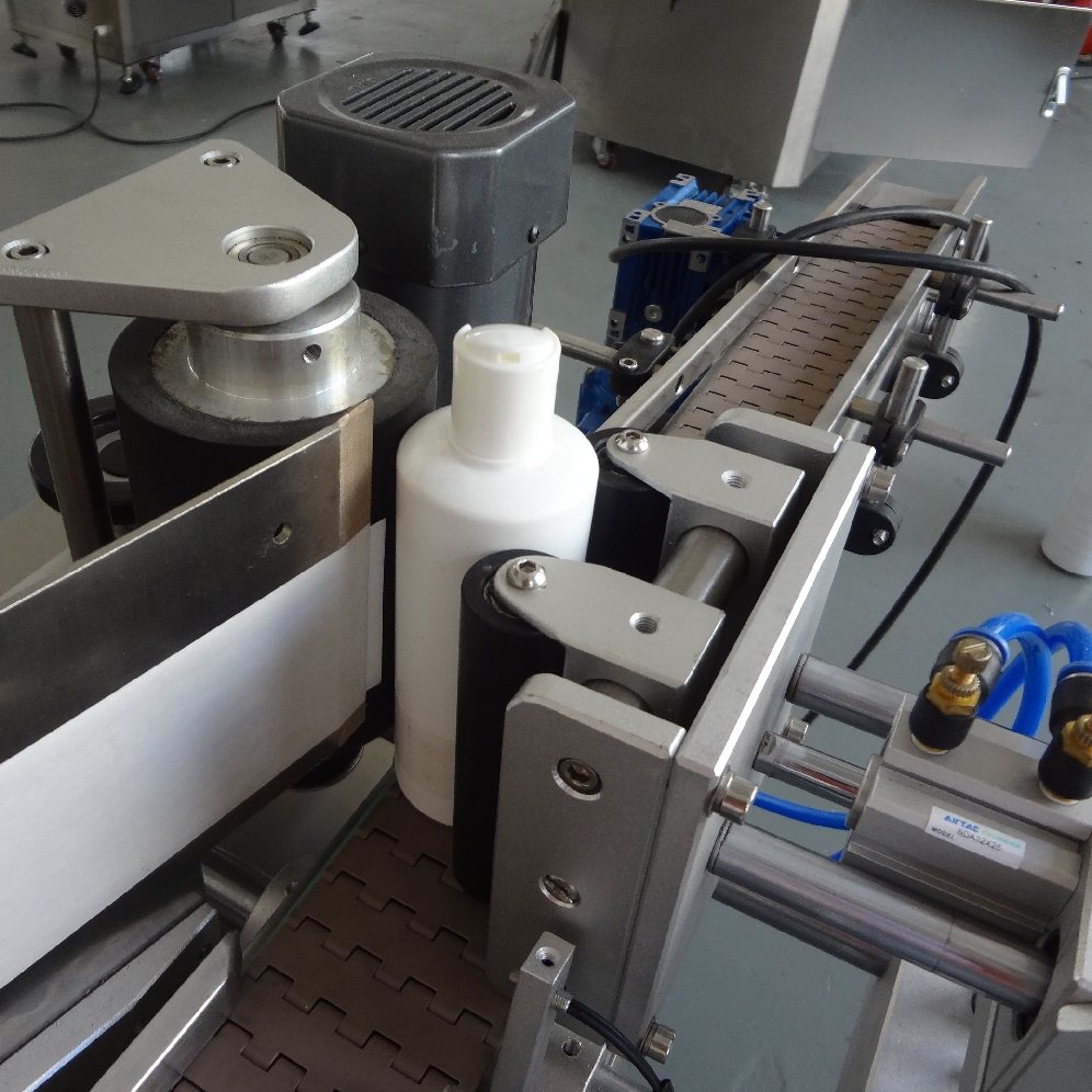 Yimupack Packaging Machines Bottle Sticker Applicator Automatic Round Flat Bottle Labeling Machine