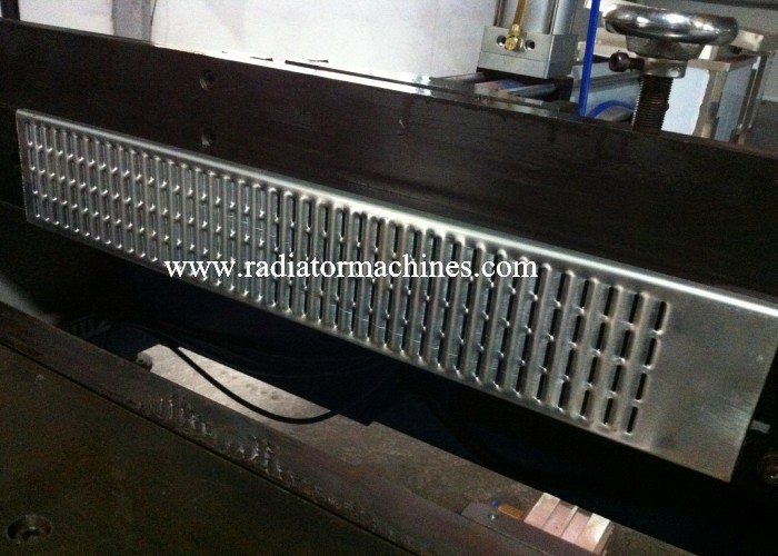 4 Row Aluminum Radiator Core Builder Machine Tube Distribution 1000 * 1000 Mm