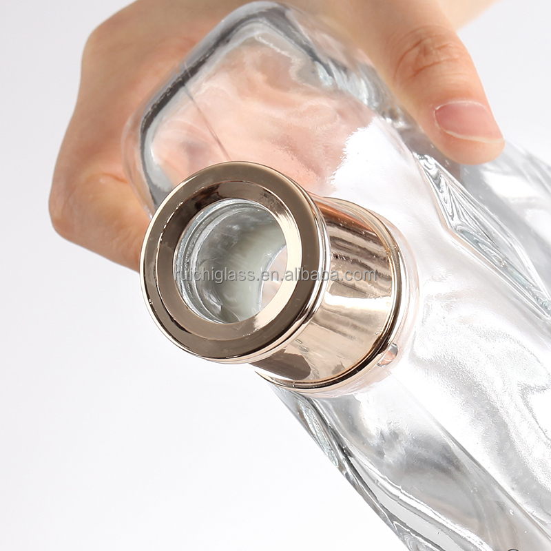 Customize Sealing Type 700ml Glass Wine Bottles for Beverage Whiskey Liquor Empty