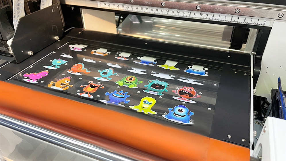 300mm UV printer with 2*F1080 printheads support CMYK+W+V Bright and colorful