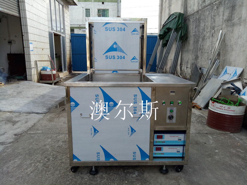 Automatic lift type ultrasonic cleaning machine