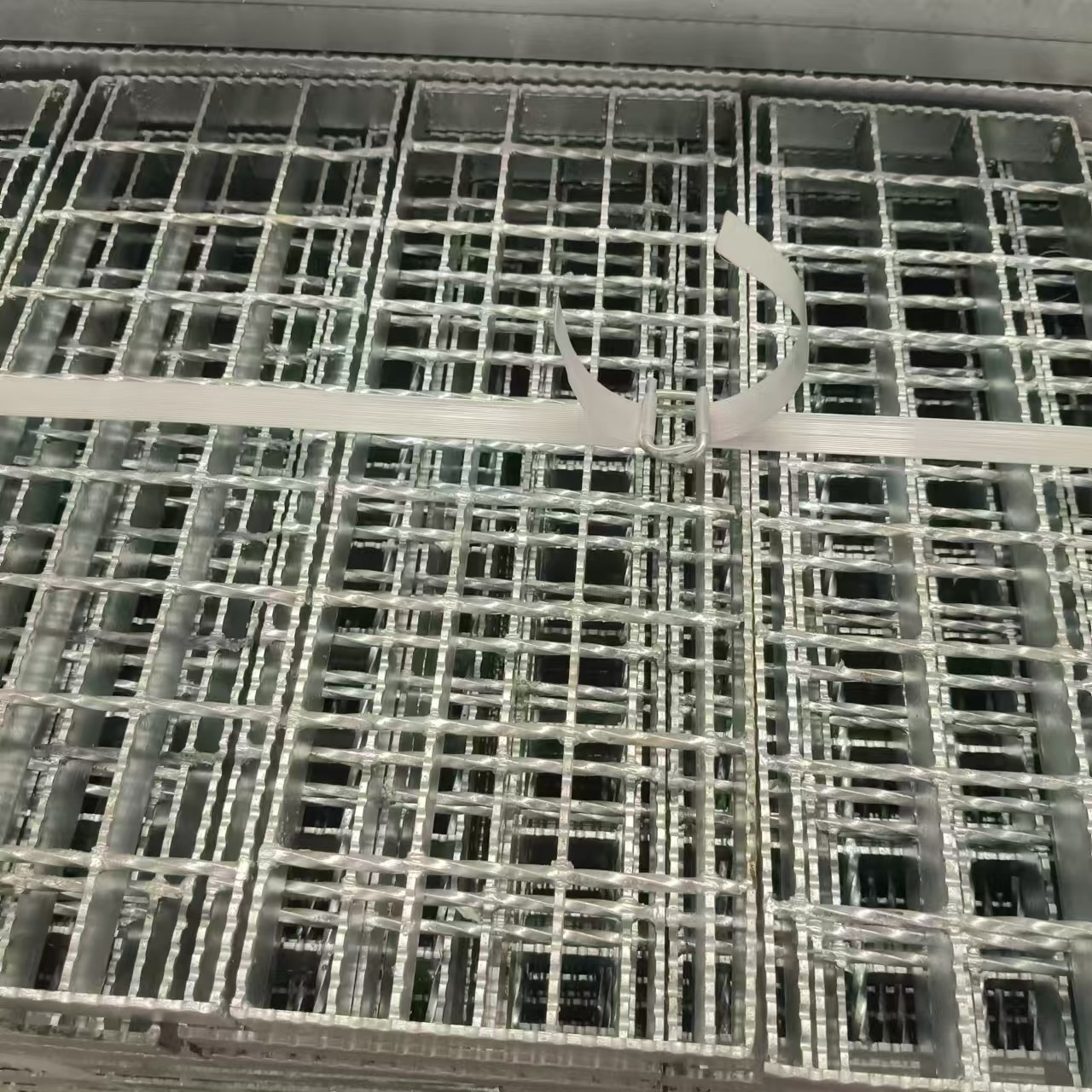 Press-Locked Steel Gratings: Secure, Tight Fit for Stability