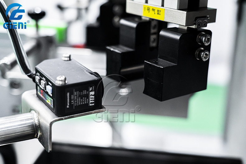 non slipping 90pcs/Min Cosmetic Lipstick Labeling Machine