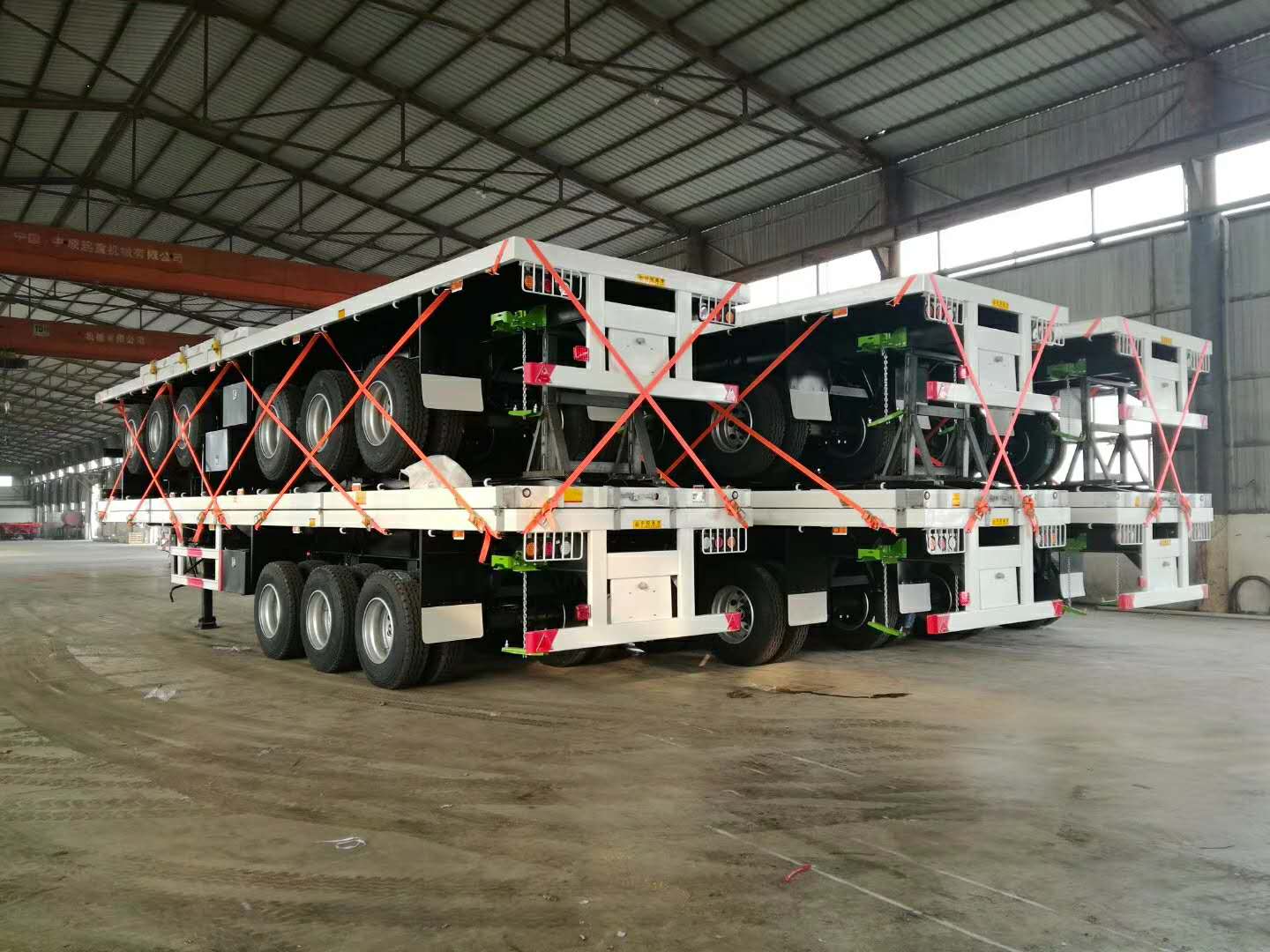 Japan Market Semi Truck Flatbed Trailer with 80T Max Payload and Hydraulic Ladder