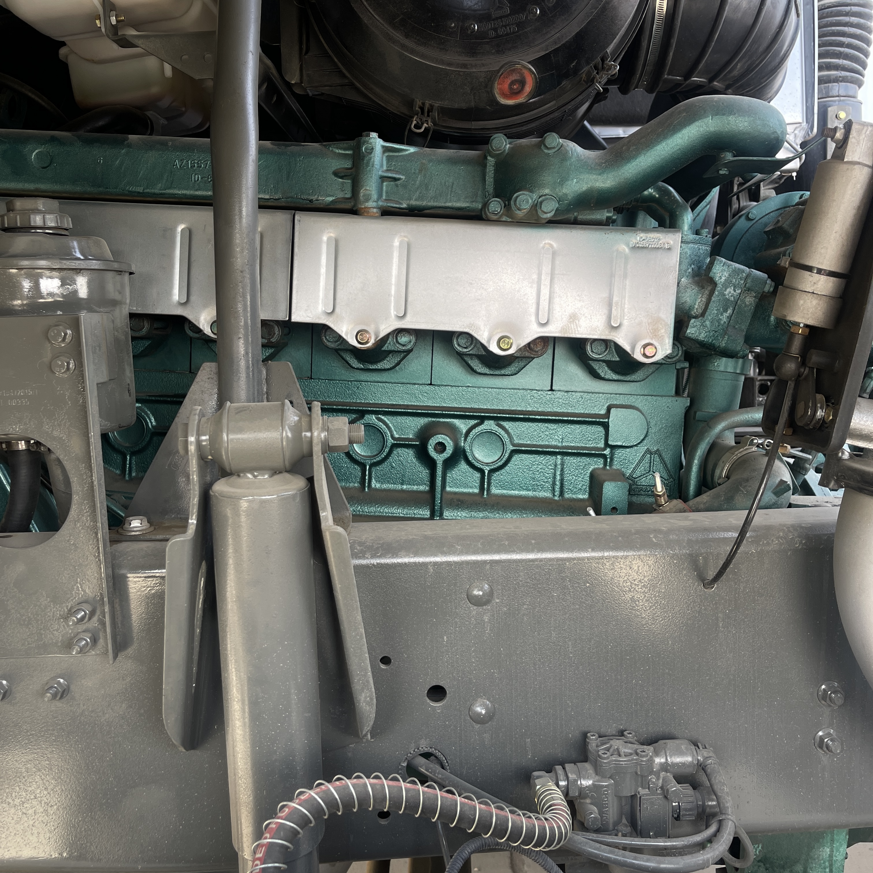 Used Sinotruk Tractor Truck 371HP WEICHAI Diesel Engine Capacity 8L Rear Camera None