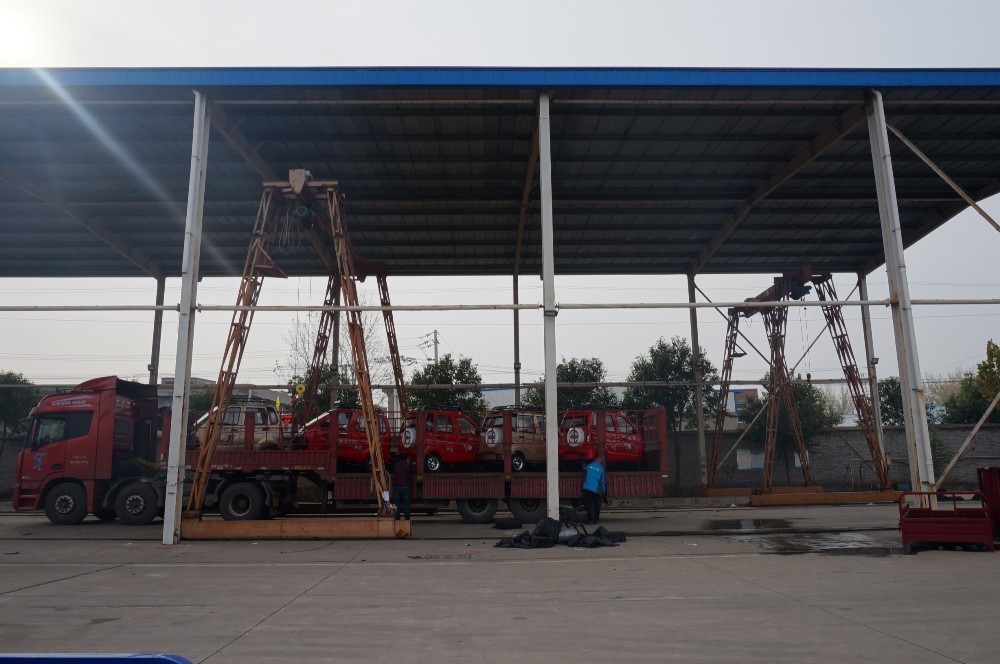 China200cc Luxury Vacuum Truck Luoyang Closed Cabin 3 Wheel CarTuc Tuc Scooter Passenger Tricycle Petrol Type