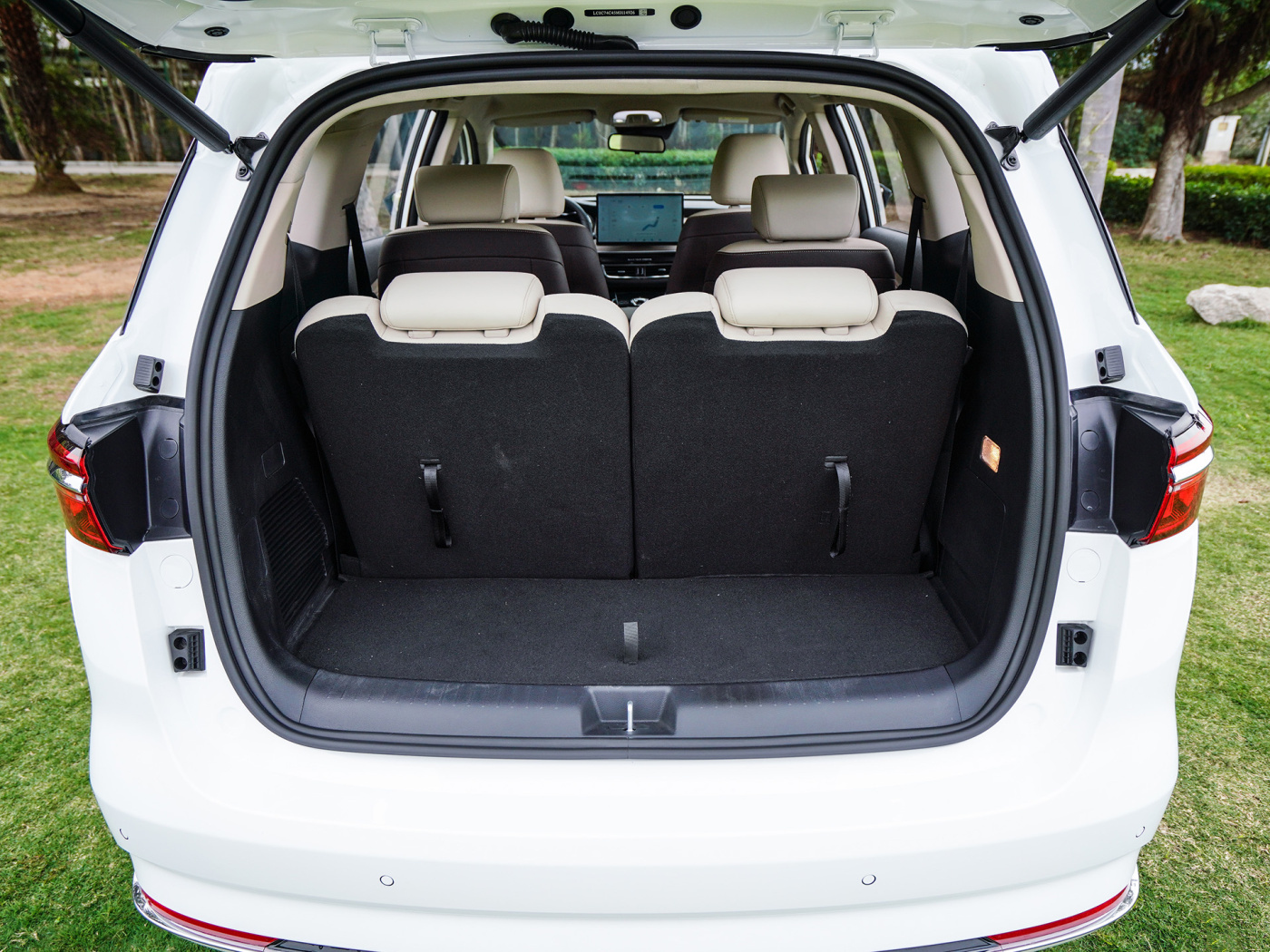 6-Seat MPV Electric Auto with R18 Tire Size and 150-200Ps Total Horsepower Perfect in Need of Transportation Solutions
