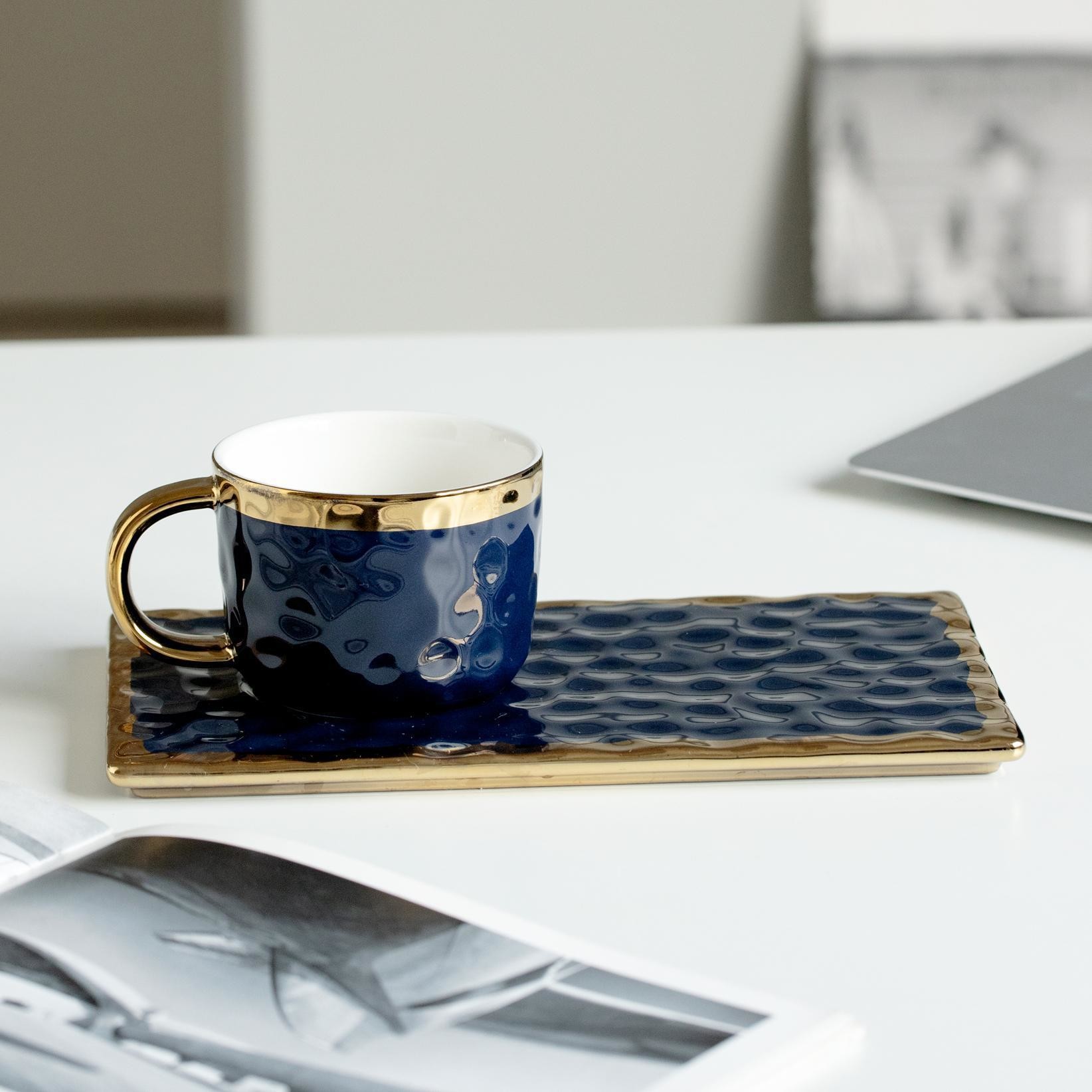 Elegant Black Ceramic Mugs With Gold Accents Wavy Textures For Coffee Tea Pastry Pairings Modern Minimalist Design