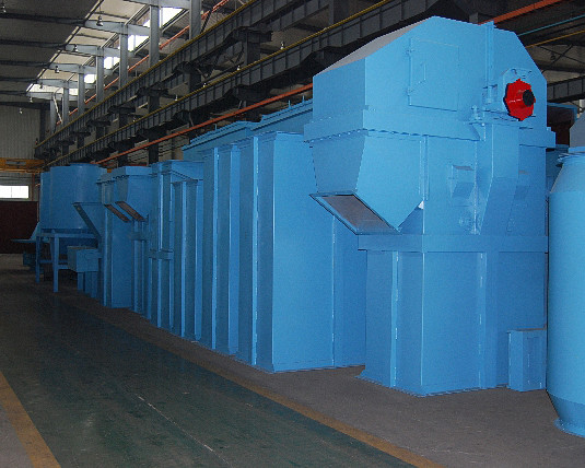 Blue Vertical Bucket Elevator / Chain Bucket Elevator Strong Carrying Capacity