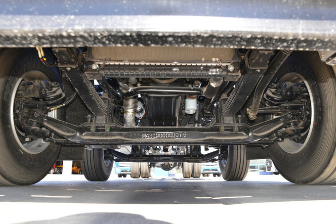 Single Row And Half Seats Foton Auman Truck High Roof Diesel 245HP 6X2 8.6m Truck Chassis