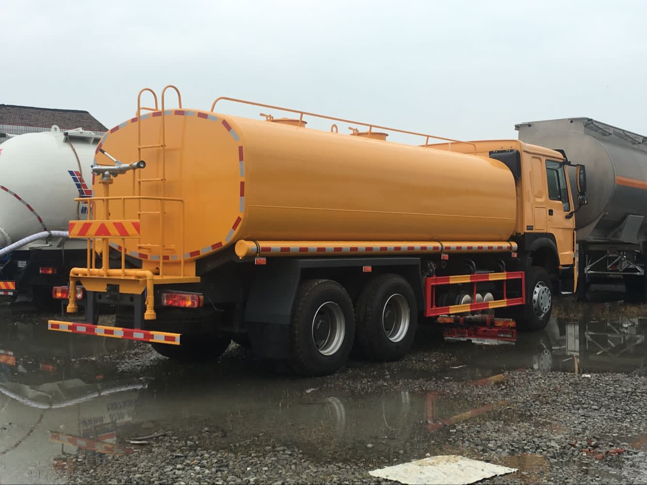 SINOTRUK HOWO 6X4 water tank truck 20000L