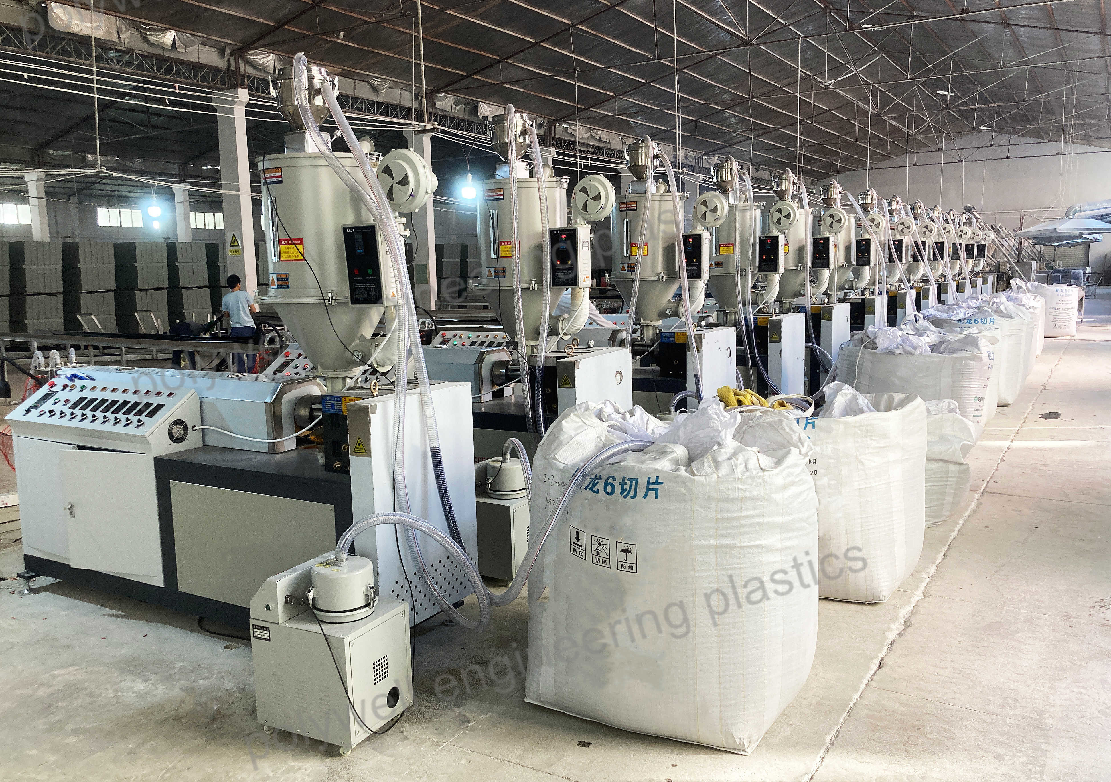 Single Screw Nylon Extruding Machine PA66GF25 Granules Produce Thermal Break Strip