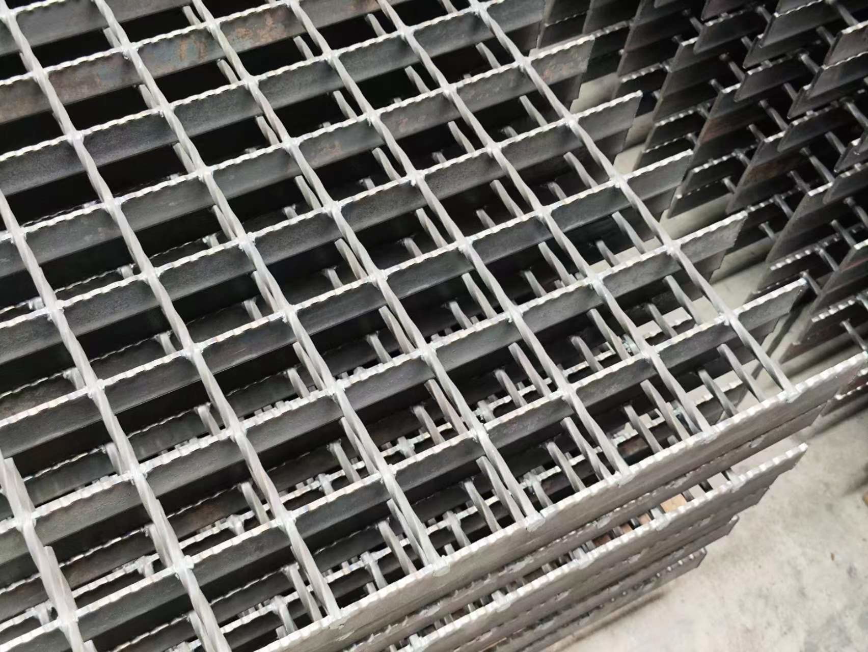 Heavy Duty Load Bearing Capacity Twisted Steel Rods Grating with Oem Option