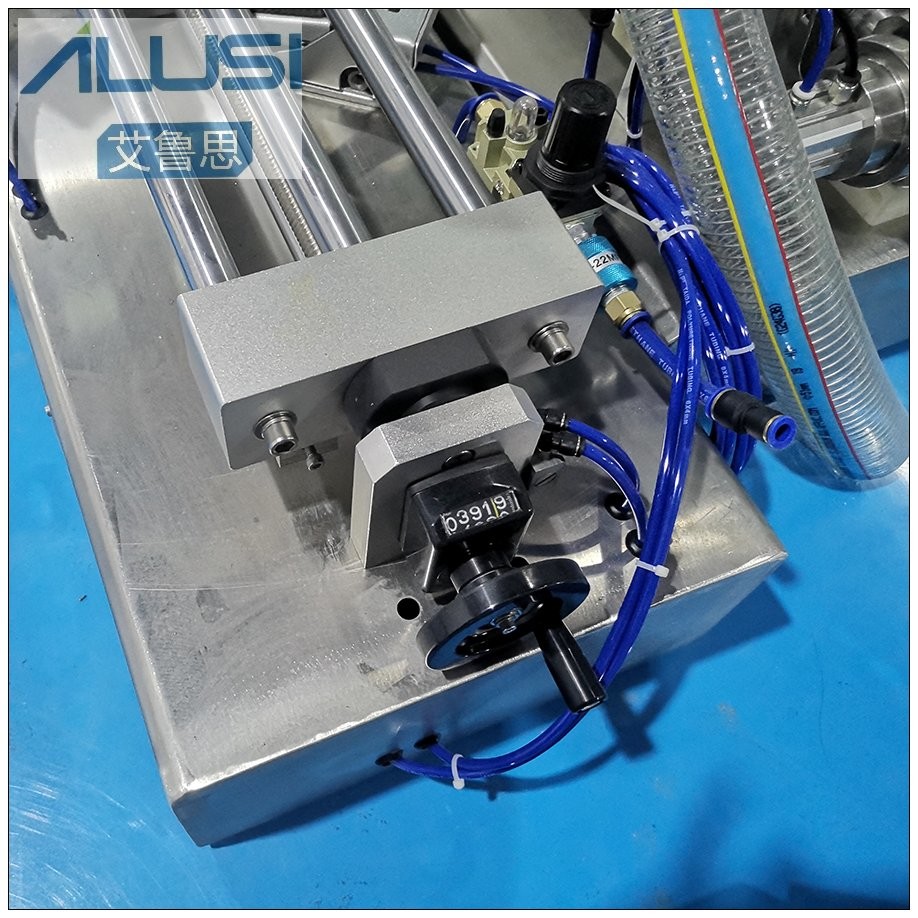 Semi-Automatic Stainless Steel Horizontal Pneumatic Liquid Hand Sanitizer Gel Filling Machine