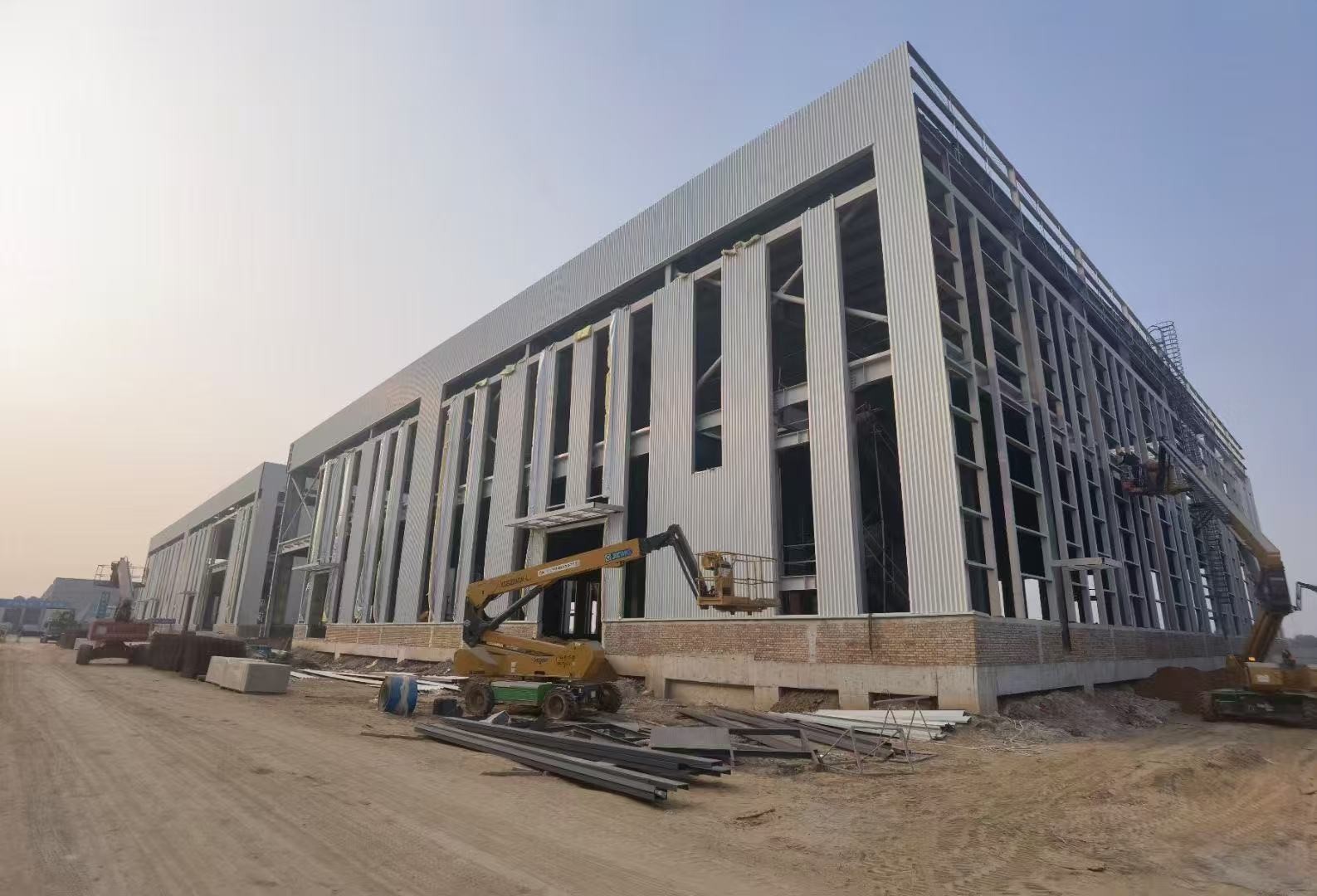 Painting Or Hot Dip Galvanized Finish Steel Frame Warehouse For Light Weight Storage Solution