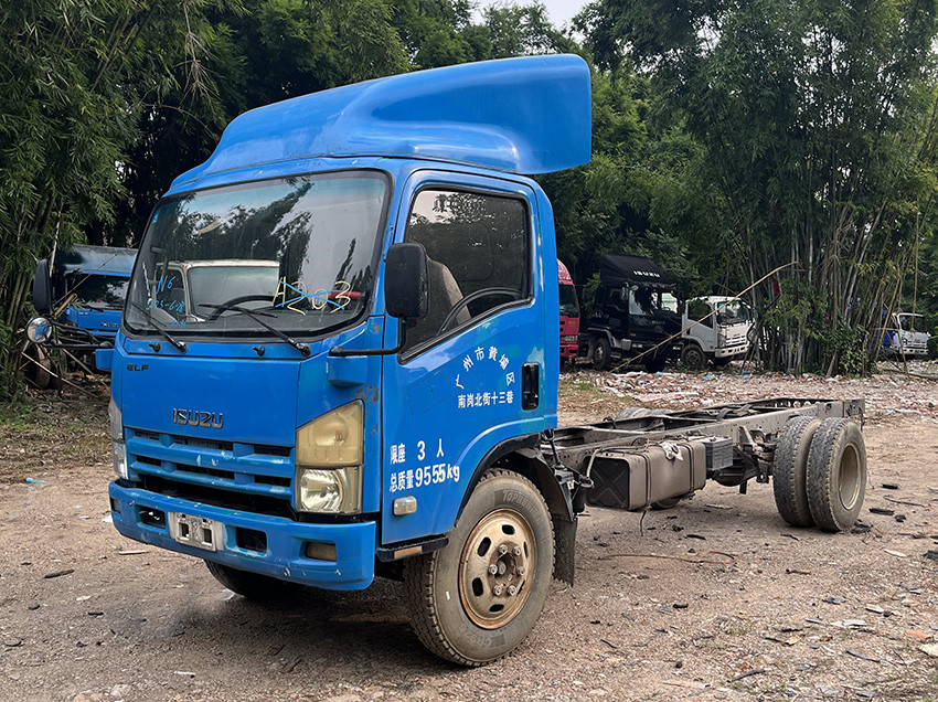 4x2 Cargo Used Medium Duty Trucks 5 Tonne LHD 2nd Hand Isuzu Trucks