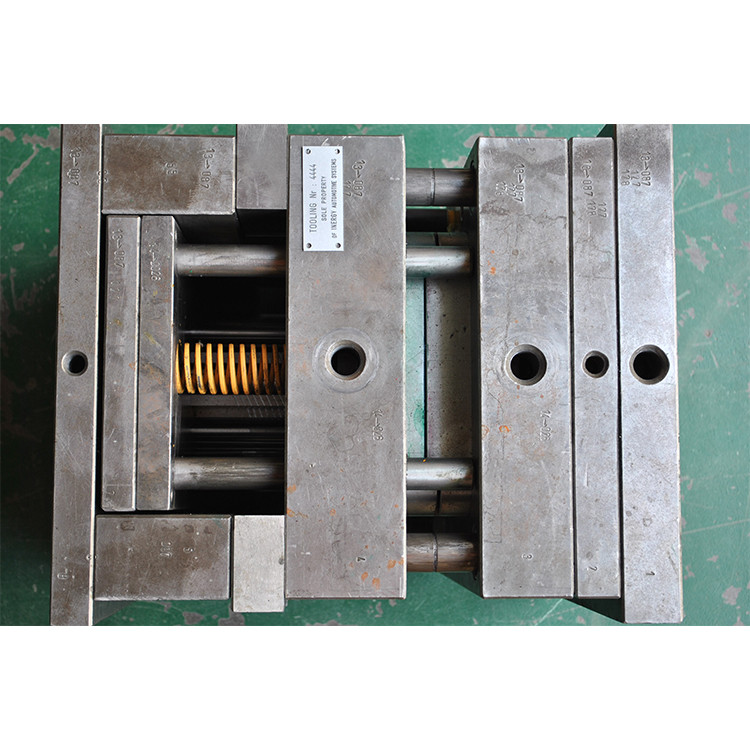 Auto Spare Parts 0.05mm HASCO Custom Injection Mold Making