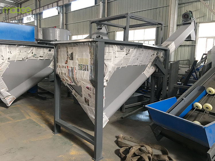 Plastic recycling sink float separating washing tank
