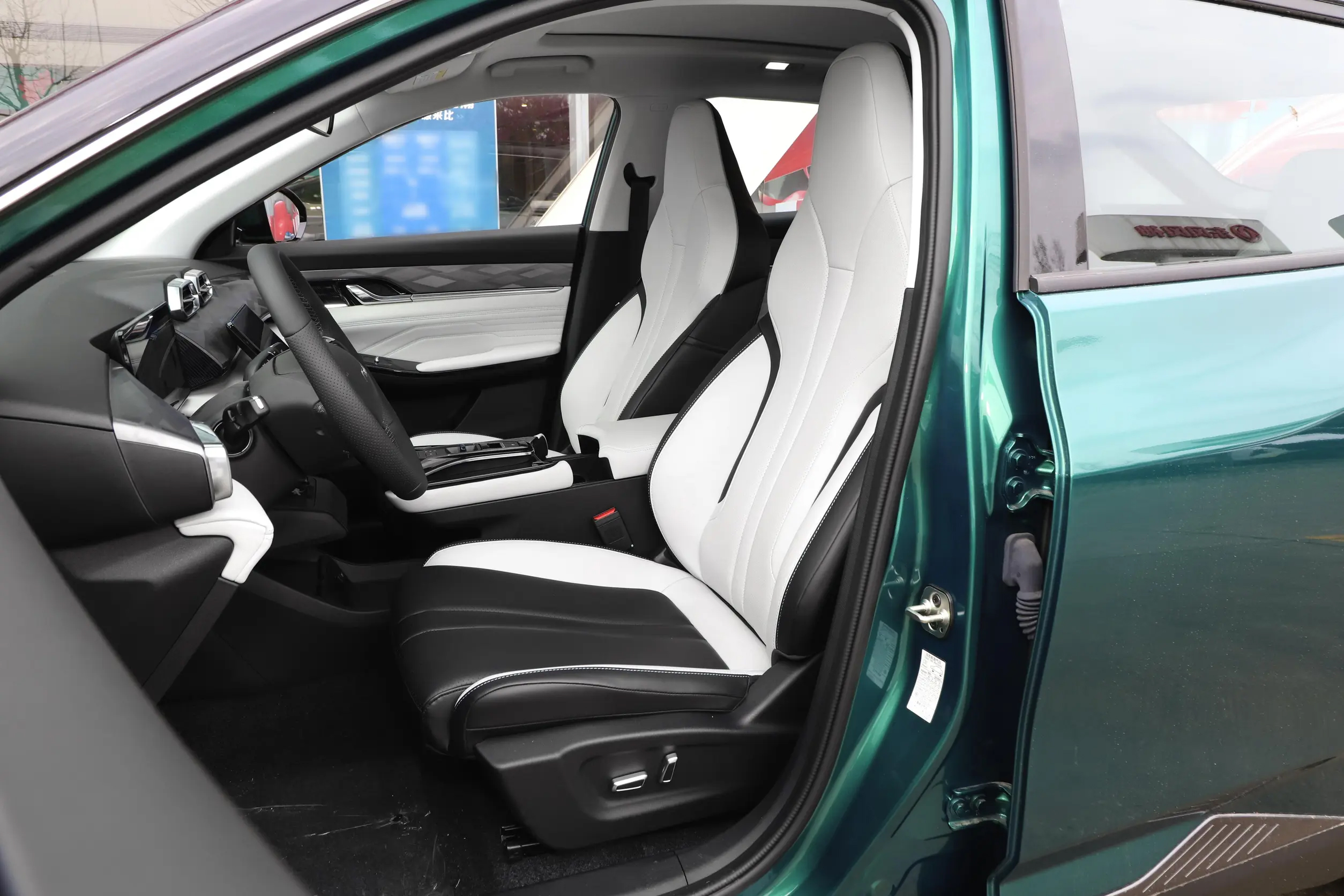 Dongfeng AEOLUS Haohan Gas Car 5-door 5-seater LED Electric Metal Leather Turbo SUV with ACC and Automatic Transmission