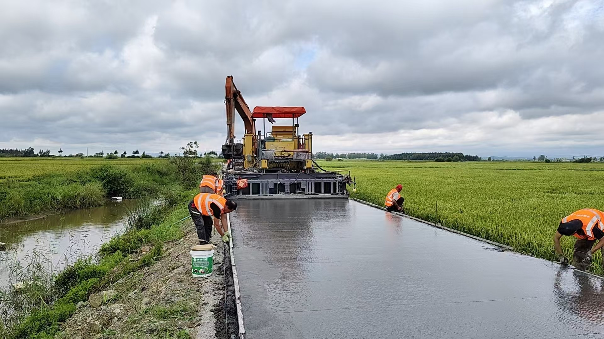 Rear Mounted Mold Cement Slipform Paver For Negative Clearance Roads