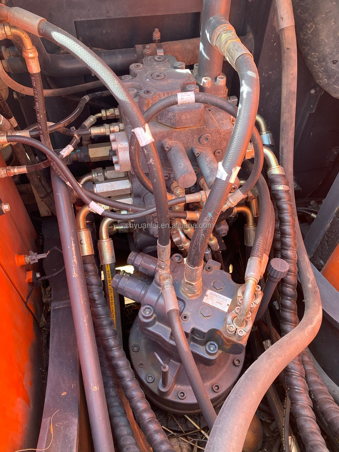 Doosan DH150 Excavator in Dubai 15000 KG Machine Weight Original Hydraulic Cylinder