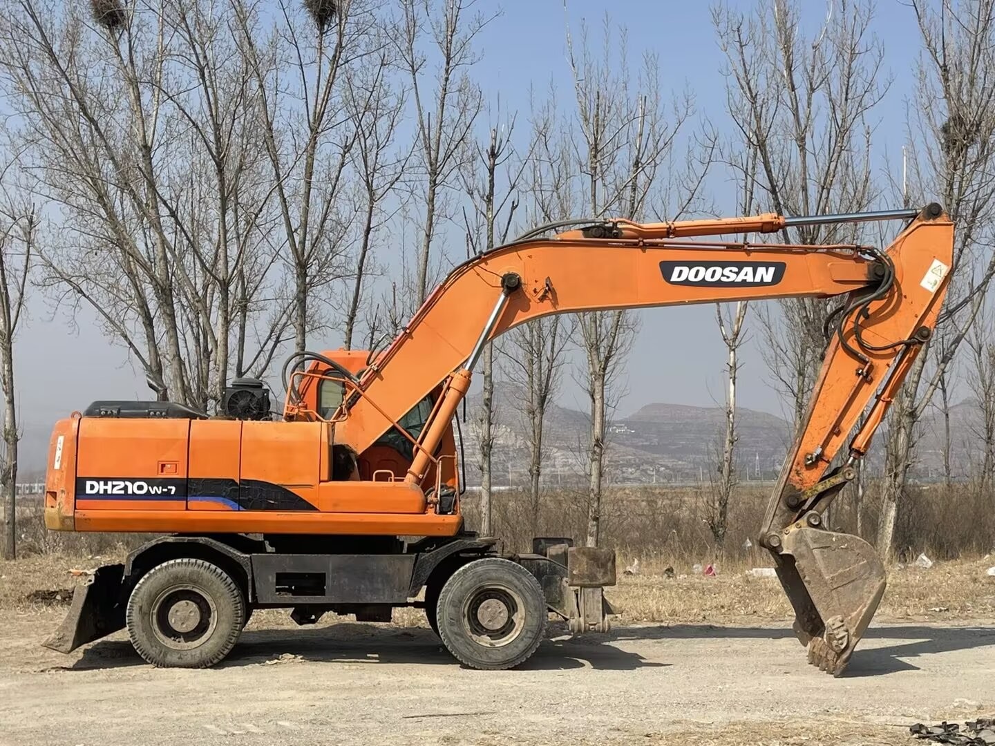 Original Used Doosan Wheel Excavator DH210-7 Earth Moving Equipment