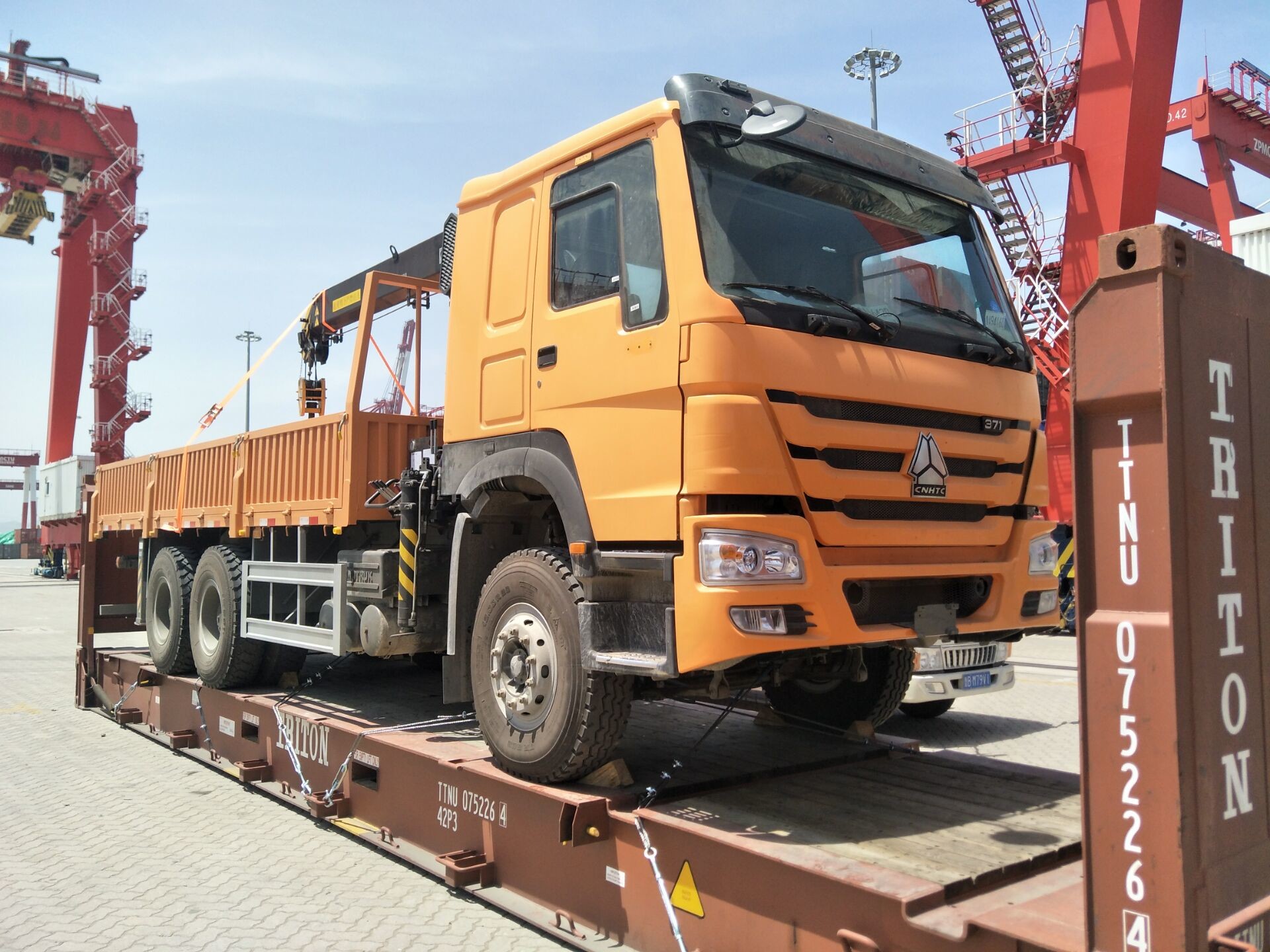 12T 6x4 Chassis Truck Mounted Boom Crane Of Sinotruk Howo7 Green Color