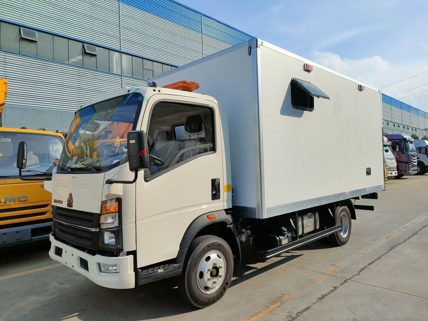 HOWO Refrigerator Truck , Refrigerated Cargo Van Box Truck for Mobile Workshop